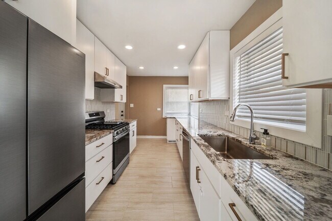 Building Photo - 22W144 Marston Ave