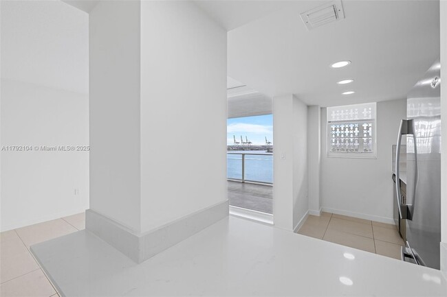 Building Photo - 910 West Ave