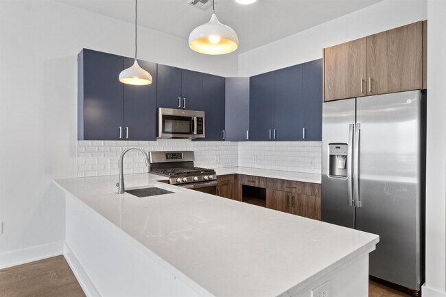 Building Photo - 260 Ave E