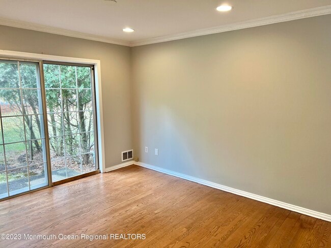 Building Photo - 833 Mariposa Ct