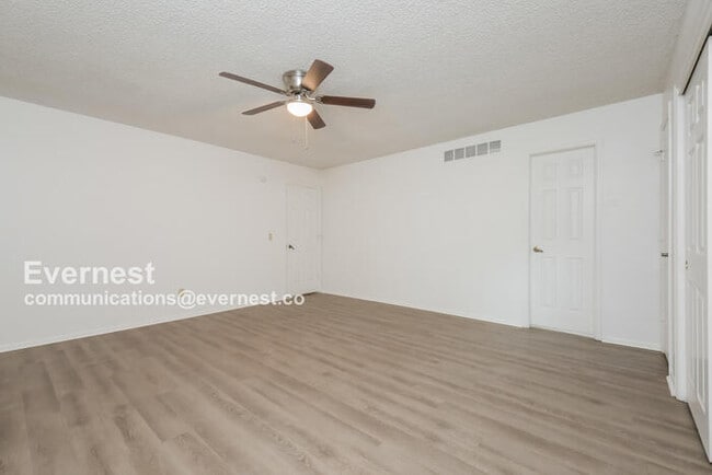 Building Photo - 144 Willow Pl S