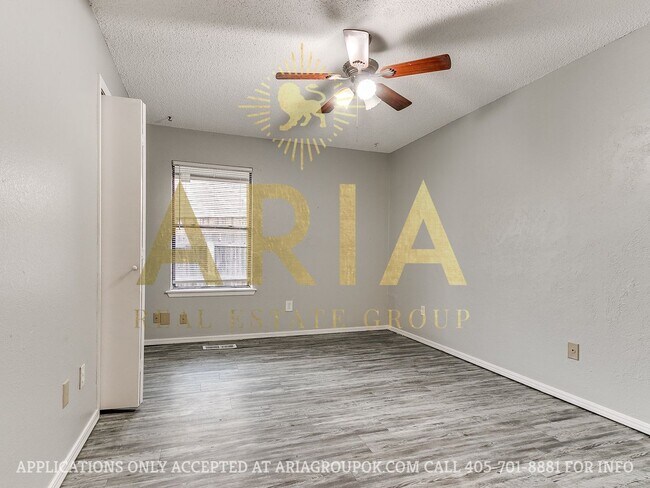 Building Photo - 3 Bed/1.5 Bath Duplex in West Norman! AVAI...