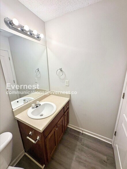 Building Photo - 8646 Thomas Ln