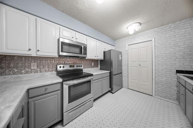 Building Photo - 5501 Stoney Glen Dr