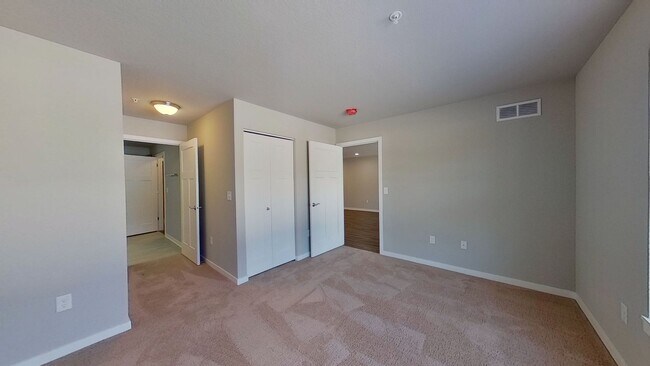 Building Photo - Like New Condo Style Lower 1 Bedroom 1 Bathroom Apartment is Available