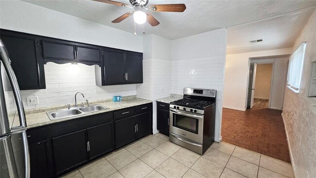 Building Photo - 3000 SW 52nd St