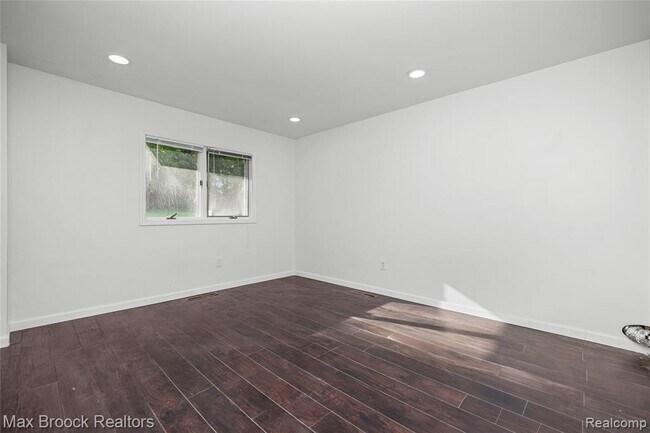 Building Photo - 3332 Barlyn Ln