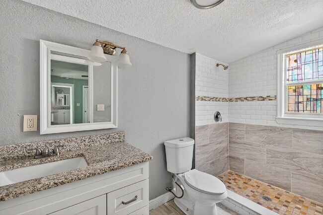 Building Photo - Location, Location, location! Large 3 Bedroom, 2 Bathroom Home for rent. This home has recently b...