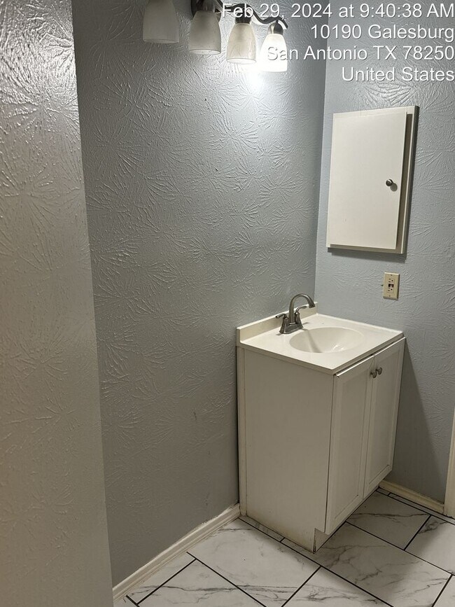 Building Photo - Comfort and Convenience Awaits YOU!