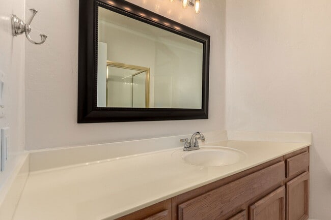 Building Photo - 4723 N Greenview Cir W