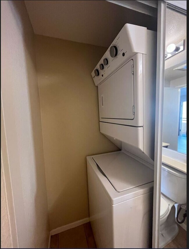 Building Photo - Gorgeous 2BR/2.5BA Condo in University City/Golden Triangle