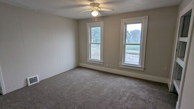 Building Photo - Charming 3-bedroom, 1.5-bathroom house loc...