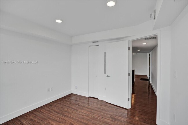 Building Photo - 9261 E Bay Harbor Dr