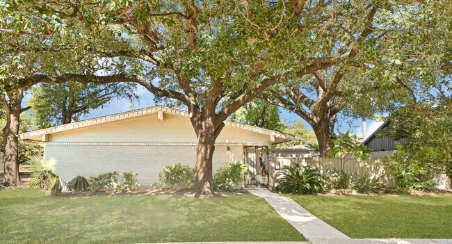 Building Photo - 5534 Loch Lomond Dr