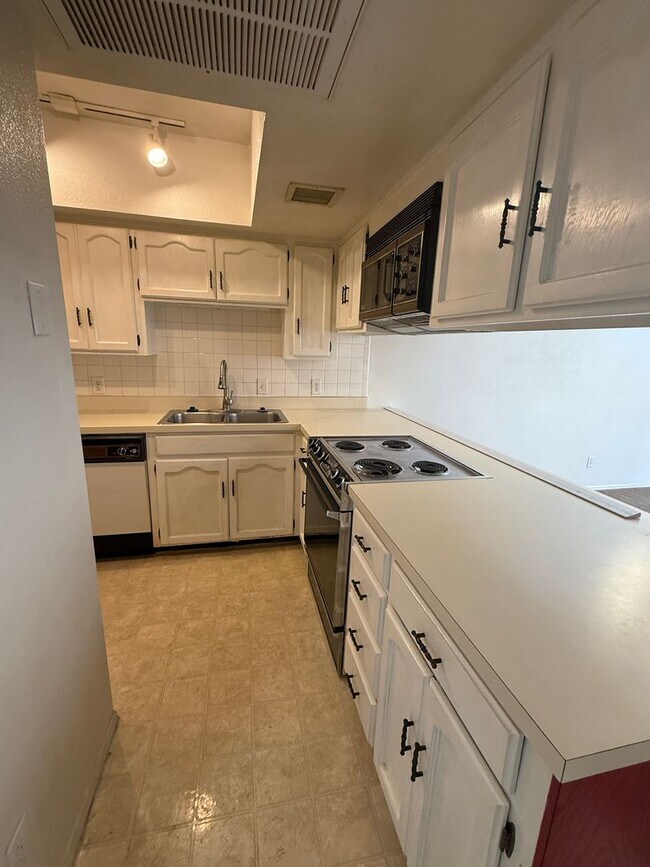 Building Photo - Discover your cozy desert home in this 1-b...