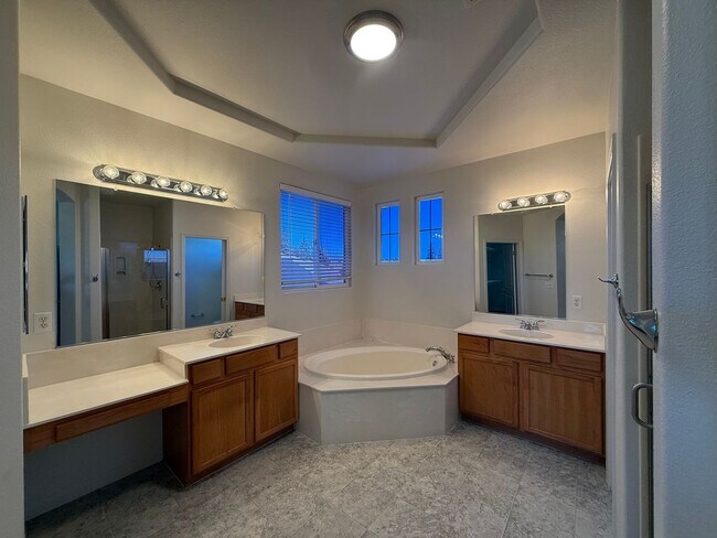 Building Photo - 4-bedroom two story in Sylvan School District!