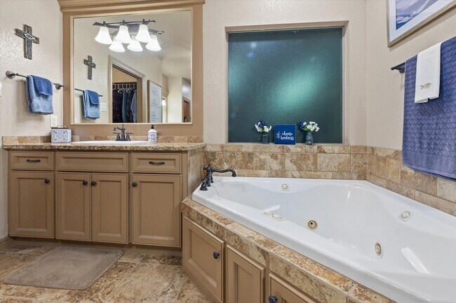 Building Photo - 785 Lake Forest