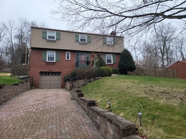 Building Photo - Upper St. Clair 4 Bedroom Home - In ground...