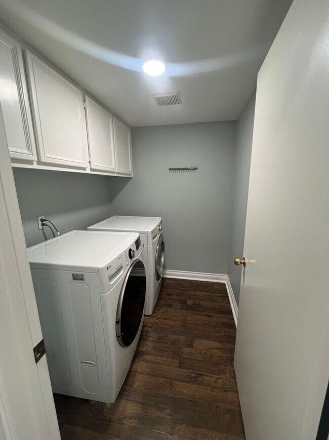 Building Photo - ***Open Showing Thurs. 4/2/2026 @10-11am*** Beautiful 4bed with large loft, 3bath Colton Home! MO...