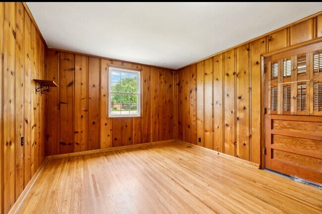 Building Photo - Very large 4 bedroom ranch in Donelson, TN...