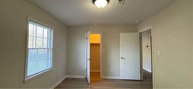 Building Photo - 1309 Ireland Dr
