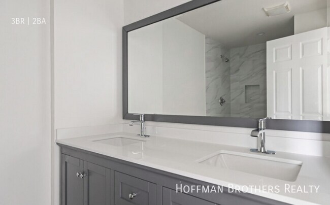 Building Photo - 5507 S Manhattan Pl
