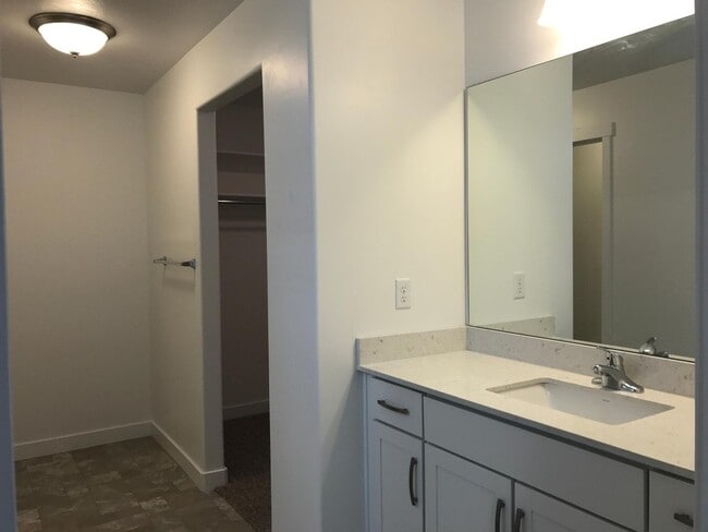Building Photo - Spacious 4 BR Home with POOL and Clubhouse...