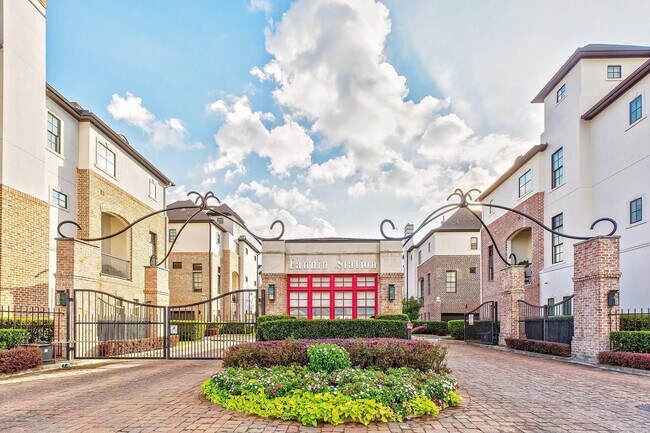 Building Photo - 2003 Covent Garden Station