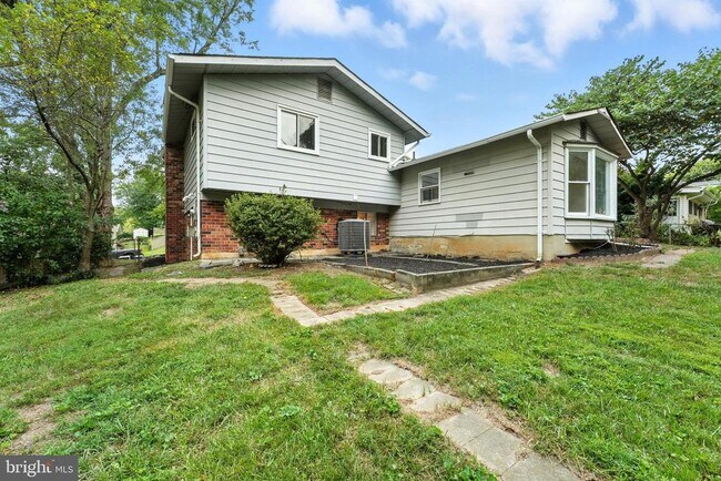 Building Photo - 5011 Roslyn Rd