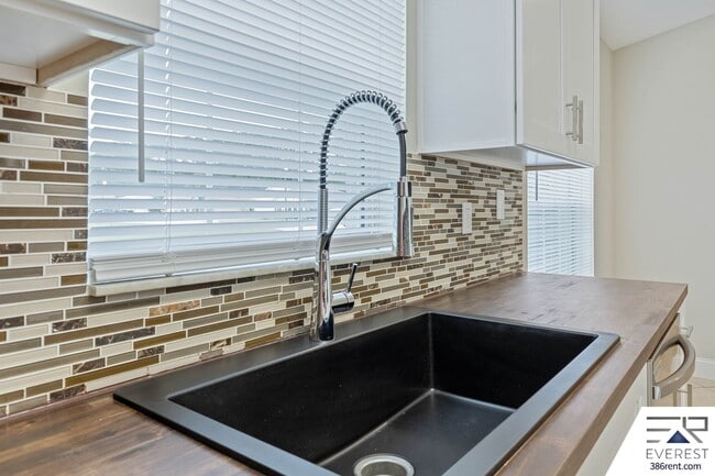 Building Photo - LIKE NEW 3/2/2 IN THE HEART OF PALM COAST