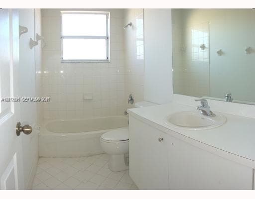 Building Photo - 3375 NE 15th Dr