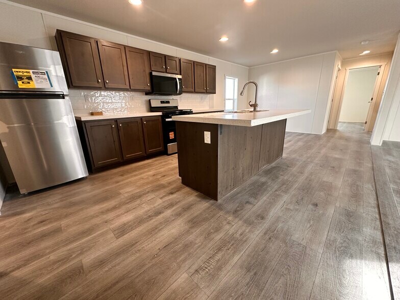 Building Photo - 8 Bing St N