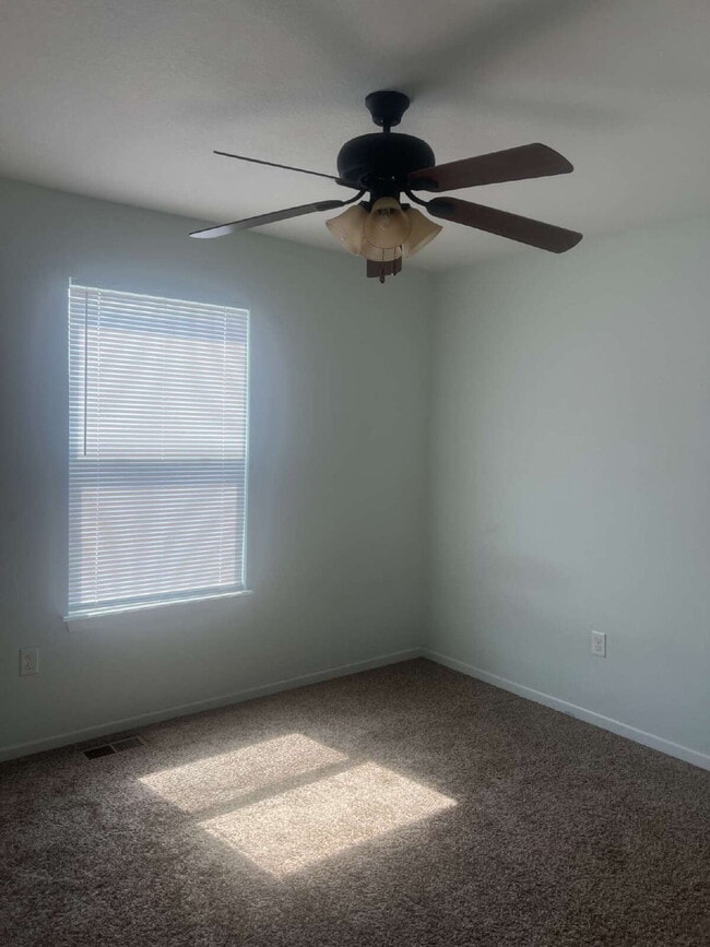 Building Photo - 2 Bed, 2.5 Bath Townhouse - Shawnee, KS