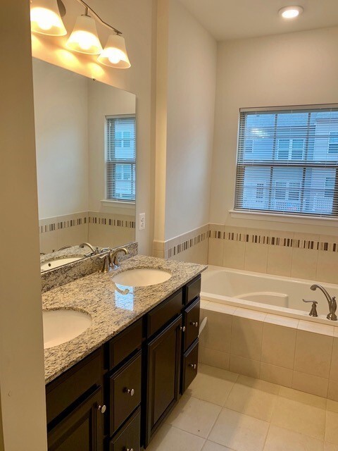 Building Photo - Gorgeous brick front 3bd 2/2bth townhouse ...