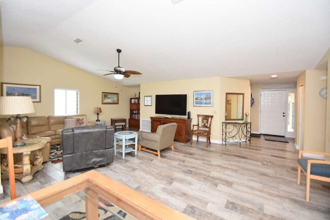 Building Photo - Absolutely adorable 3 bedrooms 2 bath Cana...