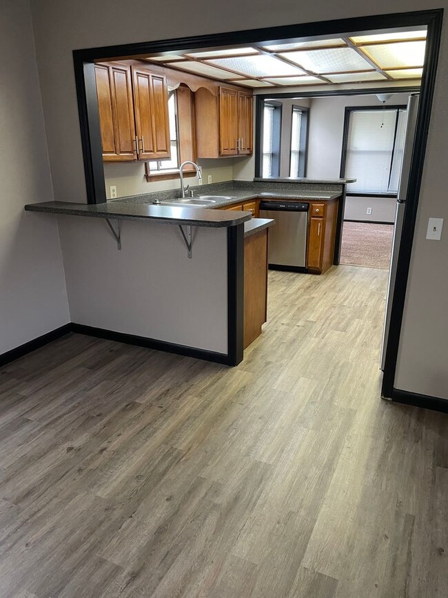 Building Photo - 3 bed 2.5 bath