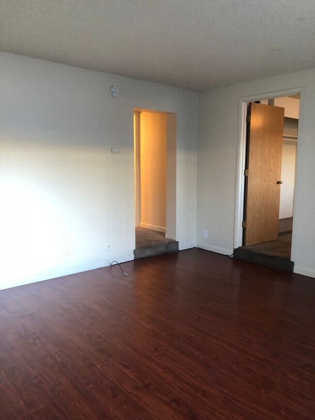 Building Photo - LARGE DOWNSTAIRS 1 BED 1 BATH UNIT & PET FRIENDLY