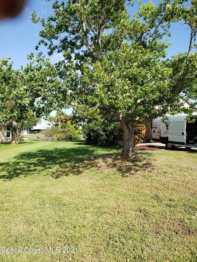 Building Photo - 2575 Palm Lake Dr