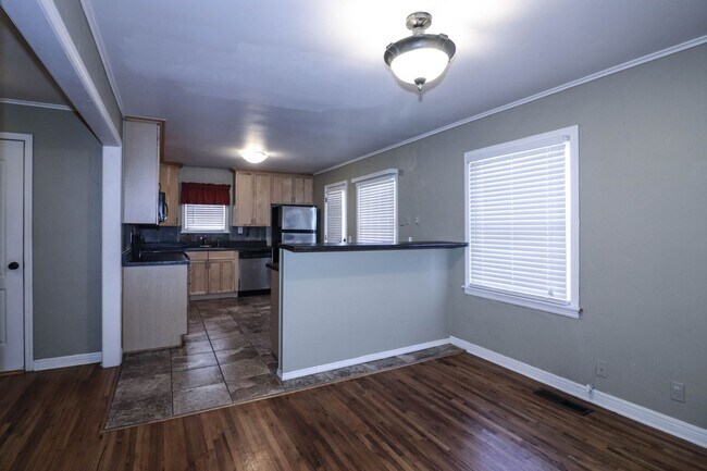 Building Photo - Cozy Bungalow in Brookside area, close to shopping for grocery, coffee shops, restaurants and muc...