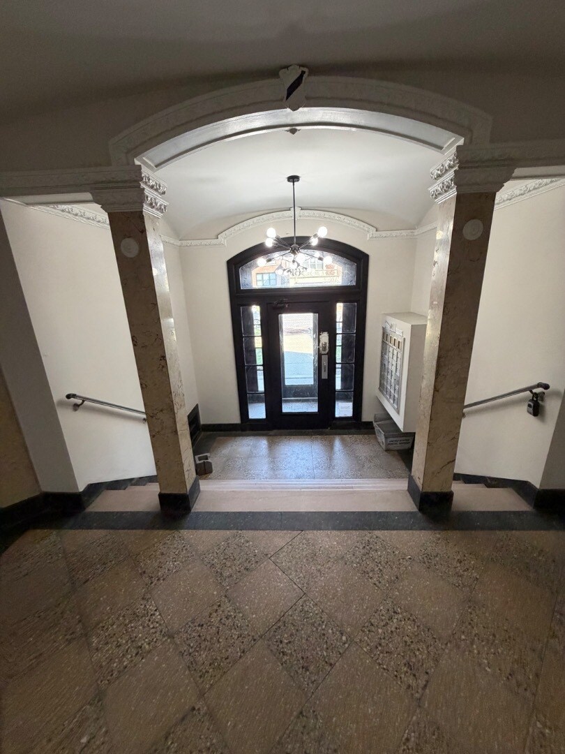 Building Photo - Charming 1 Bedroom ni CWE *1st Floor unit