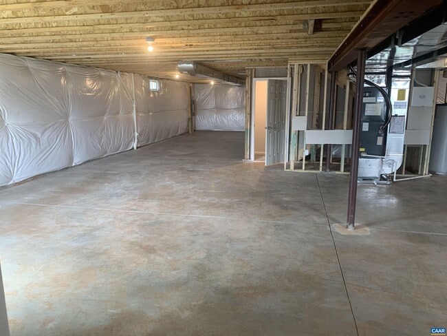 Building Photo - 758 Round Hill Rd