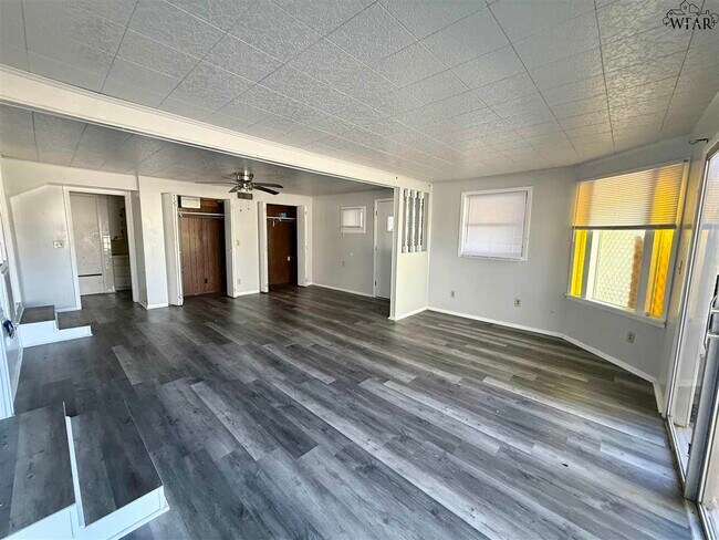 Building Photo - 402 W Omega St