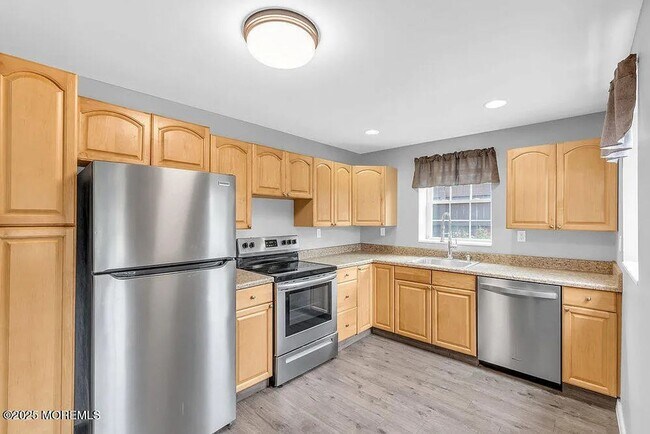 Building Photo - 61 Lynn Dr