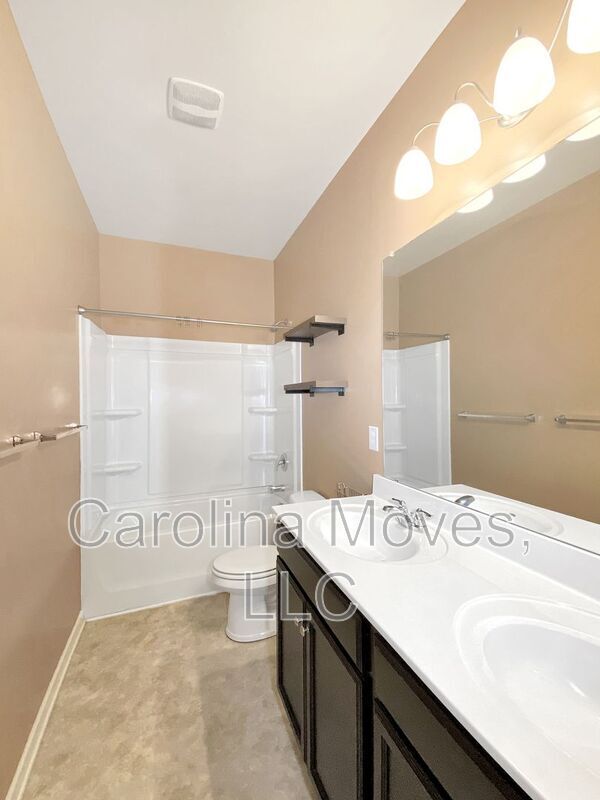 Building Photo - 200 Hartwood Lake Ln