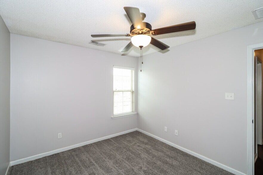 Building Photo - 9450 Darren Cir S