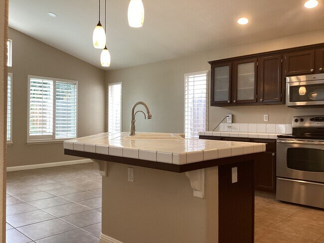 Building Photo - 7526 N Ellendale Ave