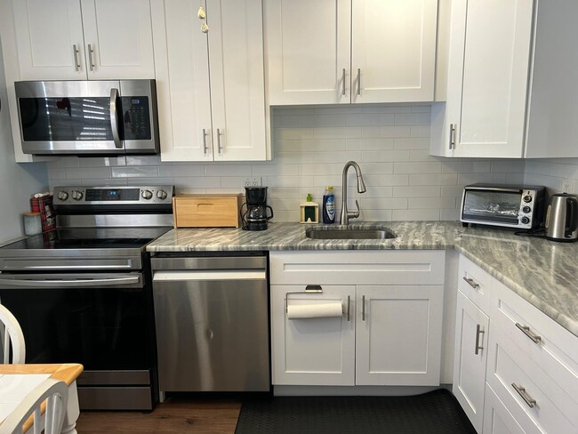 Building Photo - 6670 Royal Palm Blvd