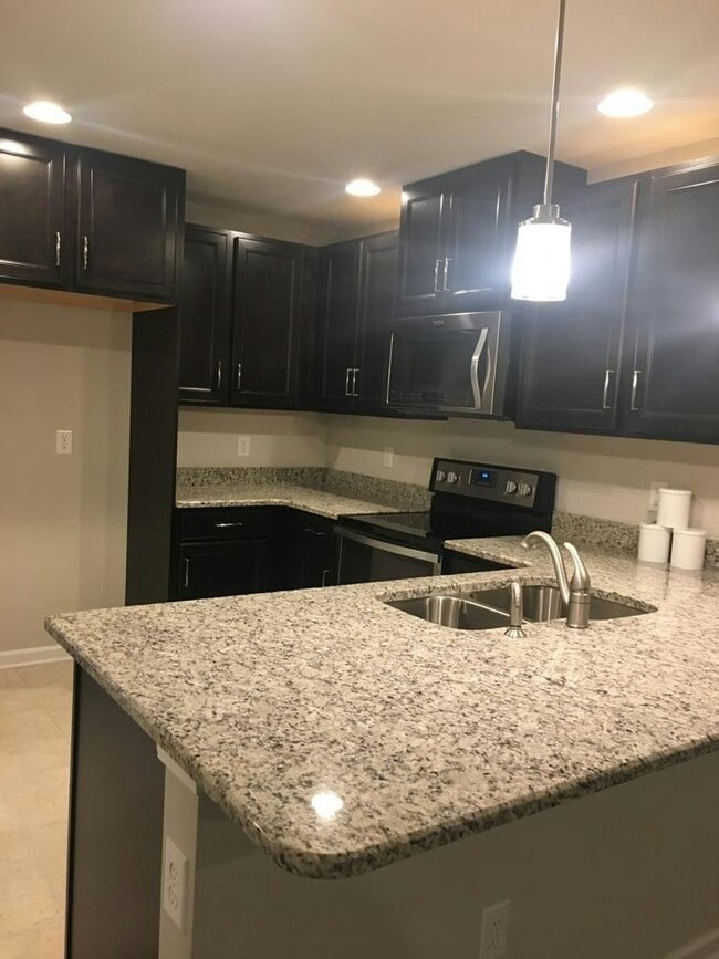 Building Photo - 1822 Riverbirch Ln