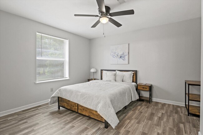 Building Photo - 2114 Main St