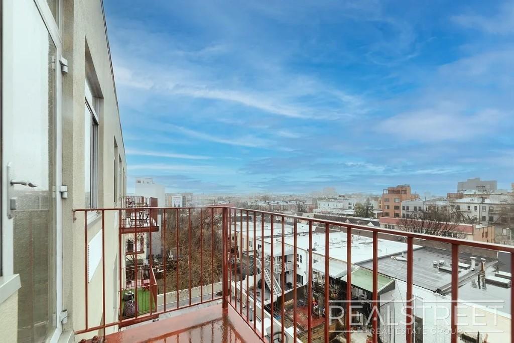 Building Photo - Modern 2-Bedroom Apartment with Private Balcony in Prime Bushwick